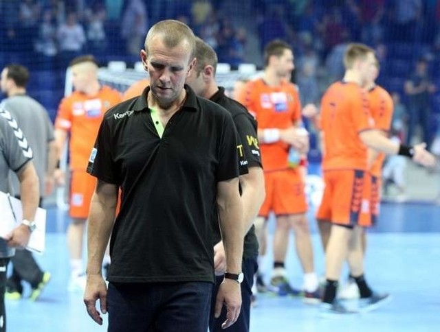 Tomasz Strząbała to drugi trener jednej z najlepszych drużyn w Polsce i Europie - Vive Tauron Kielce. Szkoleniowiec cierpi na nowotwór układu krwiotwórczego .