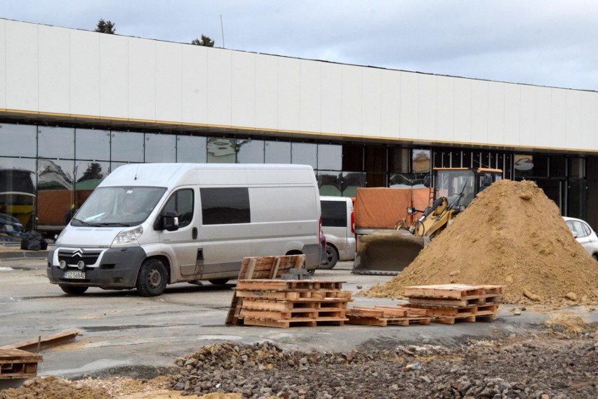 Nowe, wielkie centrum handlowe na Bohaterów Warszawy w Busku-Zdroju już w fazie prac wykończeniowych! Zobacz zdjęcia