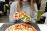 Czy pizza jest zdrowa? Poznaj fakty i mity o potrawie, którą pokochał świat. Jak przyrządzić pizzę, która będzie miała mniej kalorii?