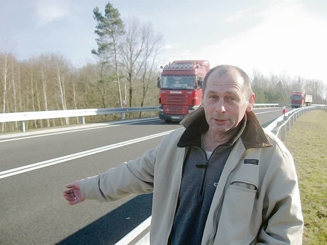 - Ciężarówki jadą w obie strony w dzień i nocy - mówi Andrzej Mazurkiewicz. &#8211; Hałas jest trudny do wytrzymania.