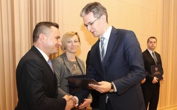 Gratulacje od marszałka województwa Adama Jarubasa (z prawej) odbiera burmistrz Włoszczowy Grzegorz Dziubek. 