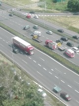 Korek na A4 w kierunku Krakowa. Na wysokości 3 Stawów auto wjechało w barierki