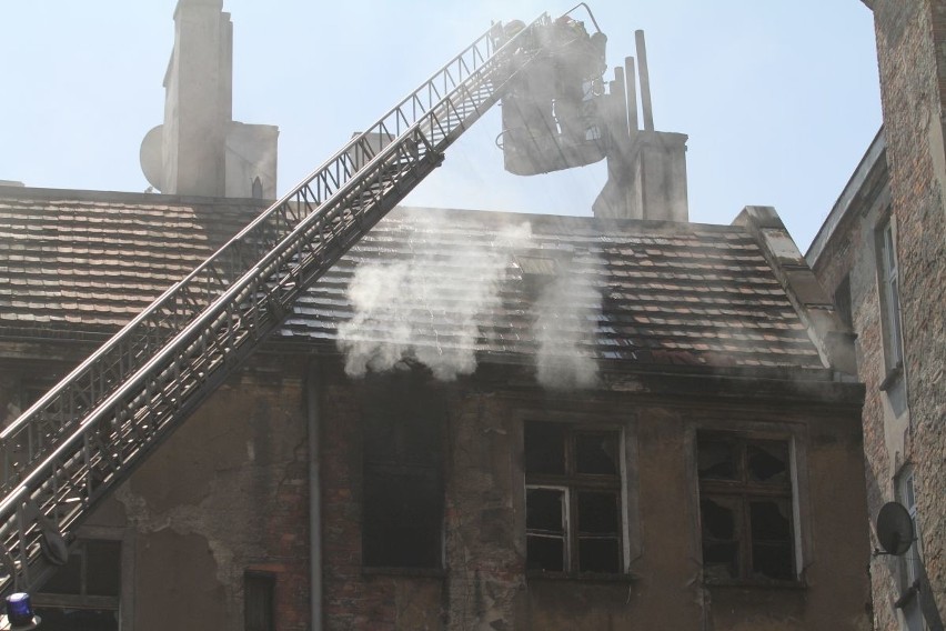 Wrocław: Pożar mieszkania w kamienicy przy ul. Komuny Paryskiej (ZDJĘCIA, FILM)