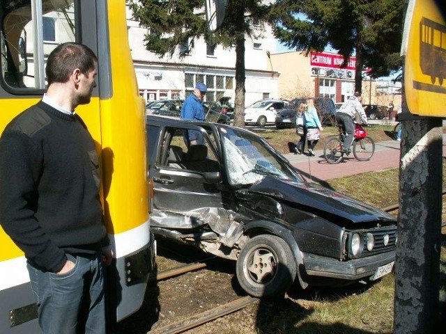 Ruch tramwajów był jednak wstrzymany na około 30 minut. W tym czasie policjanci dokonali oględzin miejsca zderzenia. Potem strażacy mogli ściągnąć wrak z szyn.  Straty materialne strażacy oszacowali na 5 tys. zł.- Tramwaj jest uszkodzony. W najbliższych dniach na pewno nie wyjedzie w trasę - mówi Włodzimierz Tesz, rzecznik MZK Grudziądz.