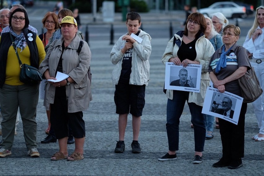 Poznań: "Noc postulatów" KOD-u w rocznicę porozumień