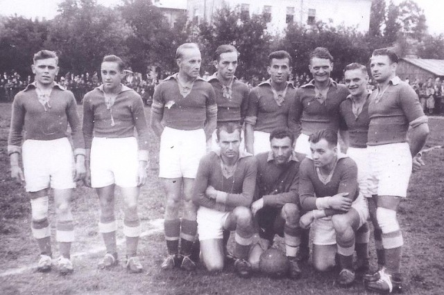 Drużyna Stali, a właściwie wtedy jeszcze PZL Rzeszów, 1948 rok. Stoją od lewej: Daszkiewicz, Kura, Karpiński, Śliwiński, Gąsior, J. Majeran, K. Majeran, Niedzielski,  klęczą: Kieś, Lubiński i Bukała