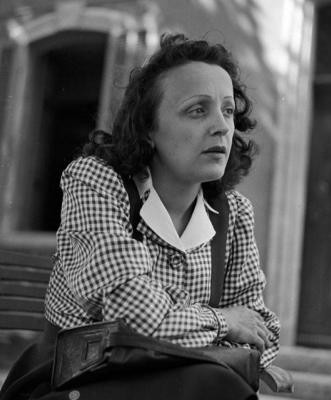 Édith Piaf, właściwie Édith Giovanna Gassion urodziła się 19 grudnia 1915 w Paryżu, zmarła 10 października 1963 w Grasse. Uznawana jest za jedną z największych piosenkarek w historii.