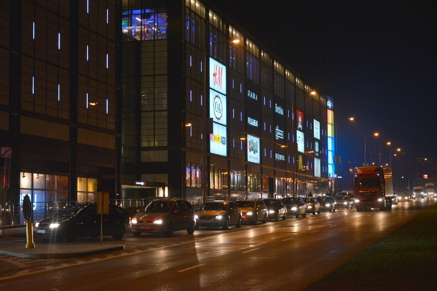 Kolejka aut do Galerii Echo na Noc Zakupów  