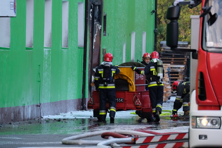 Duży pożar wybuchł w Poznaniu przy ul. Karpia. Pali się...