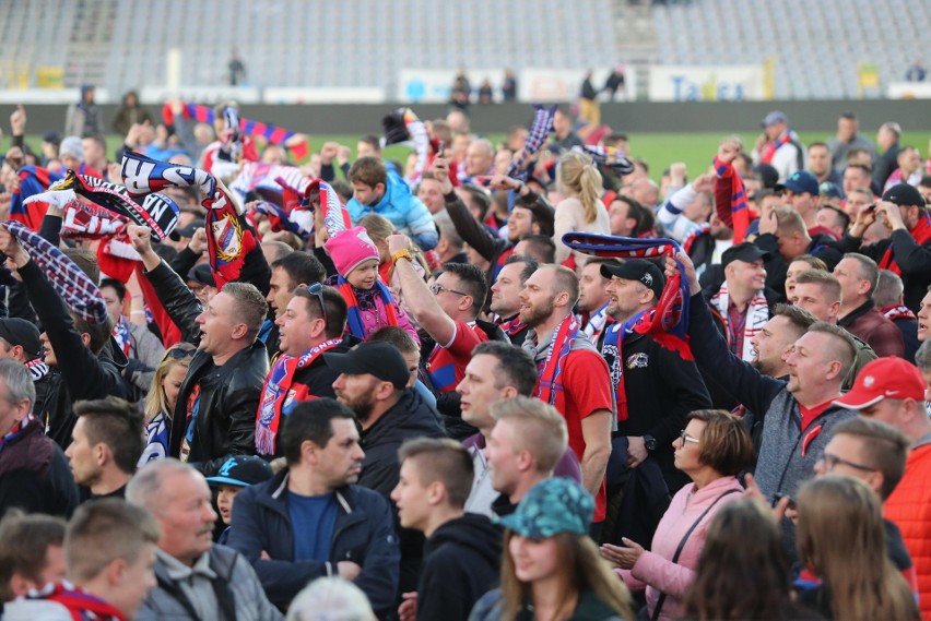 Po meczu na murawie stadionu zawodnicy i działacze Rakowa...