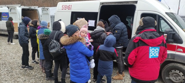 Druhowie z Zarzecza przy przyjmowaniu ukraińskich uchodźców i udzielaniu im pierwszej pomocy