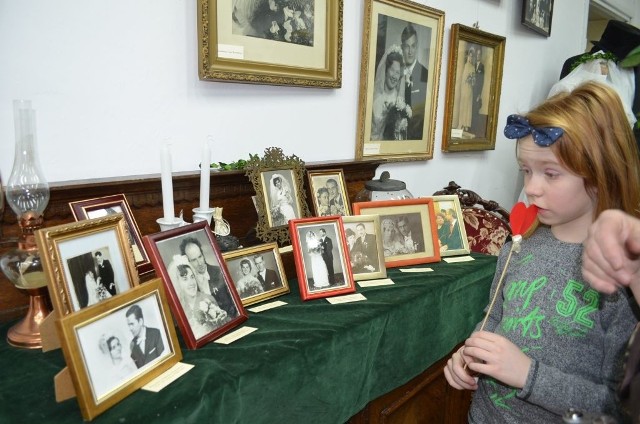 W Muzeum Borów Tucholskich można oglądać bardzo ciekawą wystawę pt. "I że Cię nie opuszczę... ". Warto tam zajrzeć. Wchodzący na wernisaż czuli się tak, jakby wchodzili do domu weselnego. Wejście było przystrojone, słychać było melodię graną na akordeonie, a na otwarcie przywitano gości staropolskim zwyczajem - chlebem i solą. Nie zabrakło nawet tortu weselnego. 