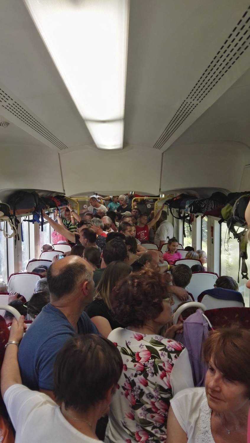 "Promocyjny" kurs na Słowację. 10 godzin stania w przepełnionych wagonach