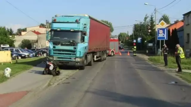 Jak ustaliła policja, kierujący motocyklem yamasaki 43-letni mieszkaniec jednej z mniejszych miejscowości w powiecie będzińskim, wykonując manewr omijania stojącego na przystanku autobusu, uderzył czołowo w nadjeżdżającego z przeciwka ciężarową scanię.