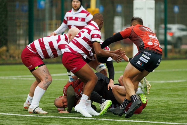 Zespół Rugby Białystok (koszulki w pasy) przegrał z Posnanią, ale nadal jest liderem I ligi