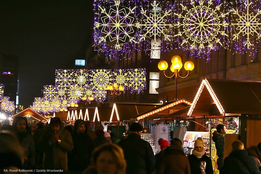 Wrocław już świąteczny. Zobacz jak pięknie wyglądają nowe ozdoby [ZDJĘCIA]