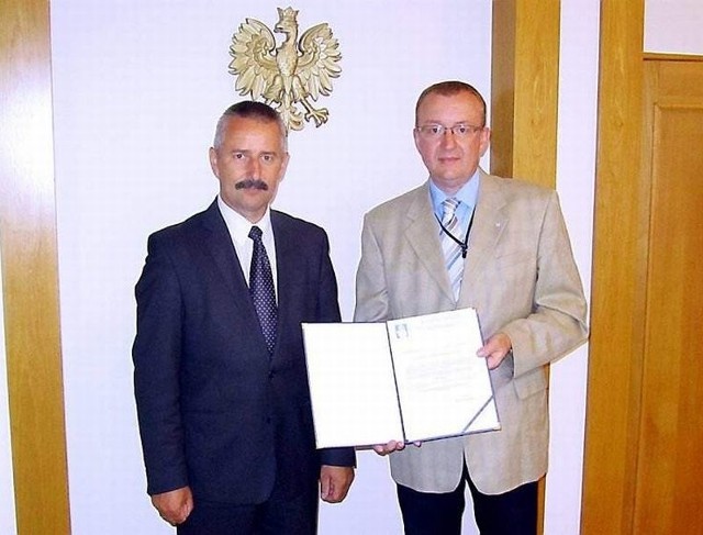 Andrzej Wegner (z prawej), wiceprezydent Europejskiej Federacji Bractw Strzeleckich, odebrał od burmistrza Tadeusza Kowalskiego zgodę na zorganizowanie zjazdu