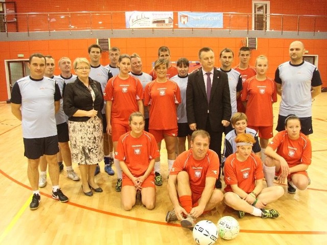 Rodzinne zdjęcie obu drużyn z wojewodą Bożentyna Pałką-Korubą i burmistrzem Chęcin Robertem Jaworskim, który za chwilę dołączył do drużyny.
