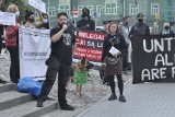 "Człowiek albo drut kolczasty!" Protest w Poznaniu w sprawie uchodźców na granicy polsko-białoruskiej [ZDJĘCIA]