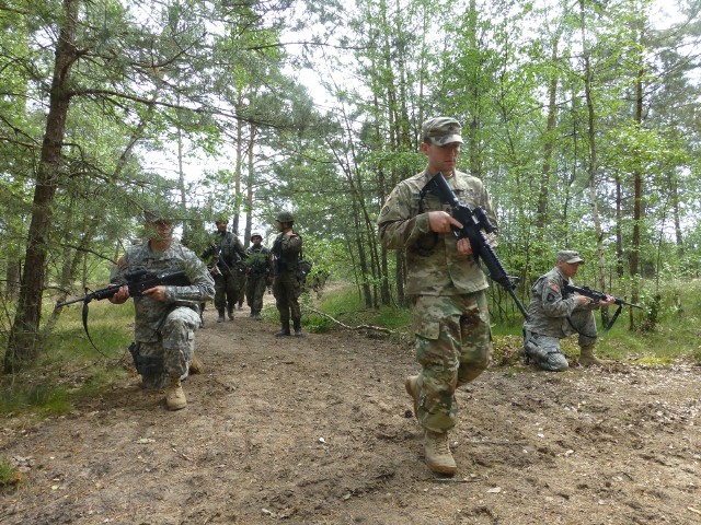 Archiwalne zdjęcie ćwiczeń polskich rezerwistów z przedstawicielami amerykańskiej Gwardii Narodowej.