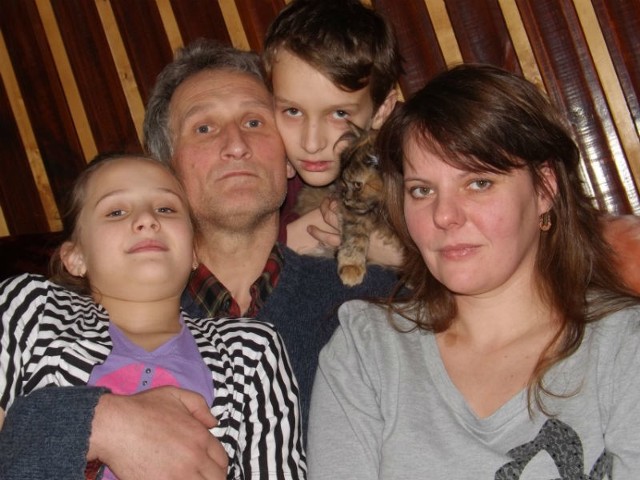 Jan Gębski jest ojcem dwójki dzieci. To one i żona Dorota każdego dnia motywują go do walki z nieuleczalną chorobą. Ich odwaga poruszyła wielu ludzi, którzy teraz starają się im pomóc.
