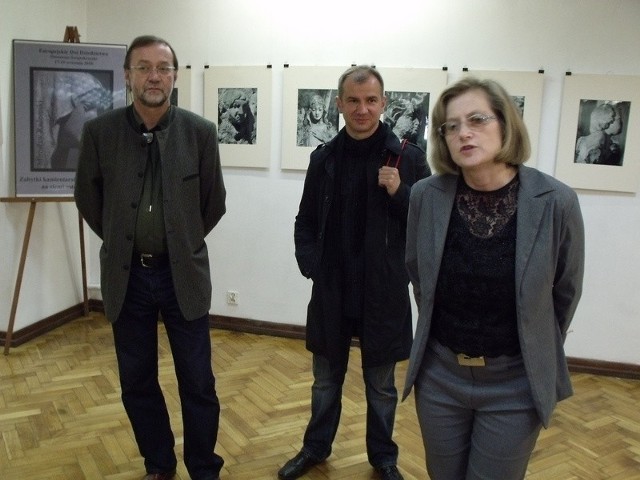 Podczas wernisażu wystawy, od lewej Andrzej Łada, Mirosław Radomski, Jolanta Wiśniewska w imieniu dyrekcji Miejskiego Centrum Kultury.