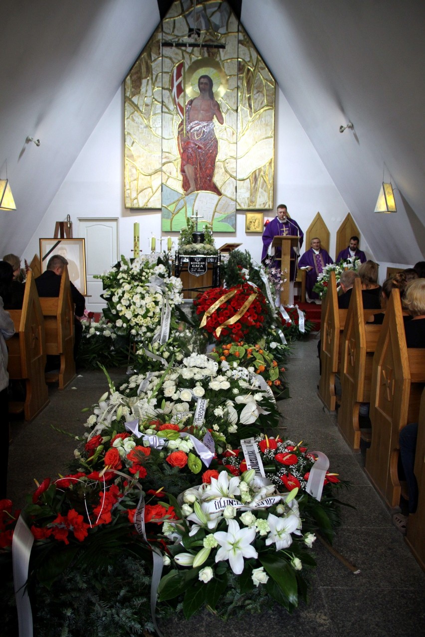 "Nie ukrywajcie łez". Ostatnie pożegnanie Konrada Gacy [ZDJĘCIA, WIDEO]