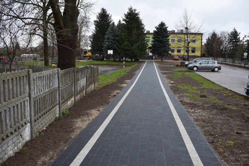 Nowy asfalt, parkingi z kostki brukowej, miejsca postojowe dla autobusów. Duże zmiany wokół szkoły w Opatowcu (ZDJĘCIA)  