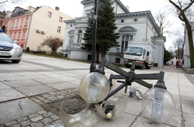 - Najpierw było tępe uderzenie, a po chwili huk tłuczonego szkła – opowiada nam świadek zdarzenia. Kierowca samochodu dostawczego uderzył w latarnię na rynku koło galeria BWA.Do zdarzenia doszło w środę 11, lutego około godz. 12.30, podczas wykonywania manewru cofania. Sprawca zamieszania została ukarany mandatem karnym. Koszt wymiany uszkodzonej latarni zostanie pokryty z jego polisy.