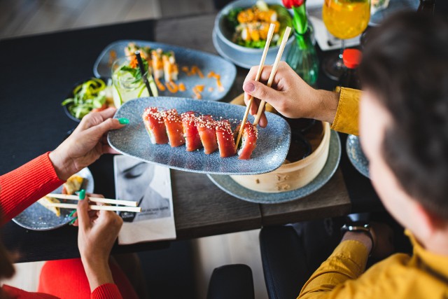 Wywodząca się z Białegostoku KOKU Sushi to największa sieć sushi barów w Polsce, działająca na zasadzie franczyzy. Tworzy ją dziś prawie 50  punktów w całym kraju.