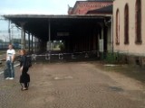 Dworzec kolejowy w Węglińcu jest w opłakanym stanie
