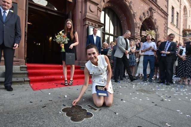 Olga Bołądź w tym roku odsłoniła Katarzynkę w Piernikowej Alei Gwiazd