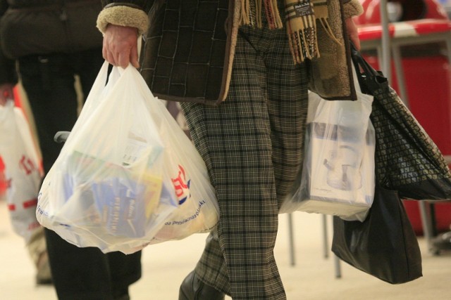 1 stycznia 2018 roku wejdzie w życie ustawa, która likwiduje nieodwołalnie bezpłatne torby plastikowe w sklepach. Ich wydawanie (lub sprzedaż) otaksowane będzie nową opłatą, tzw. opłatą recyklingową. Zgodnie z rozporządzeniem ministra środowiska, opłata za torbę wyniesie 20 groszy.Zobacz także:Lista zakazanych imion