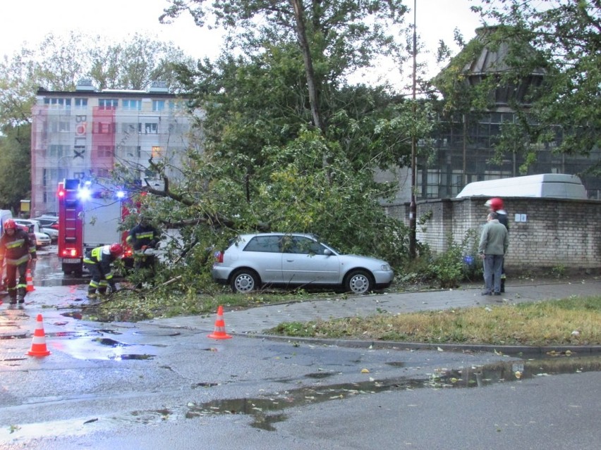 Ul. Wańkowicza w  Koszalinie - w środę rano strażacy usuwali...