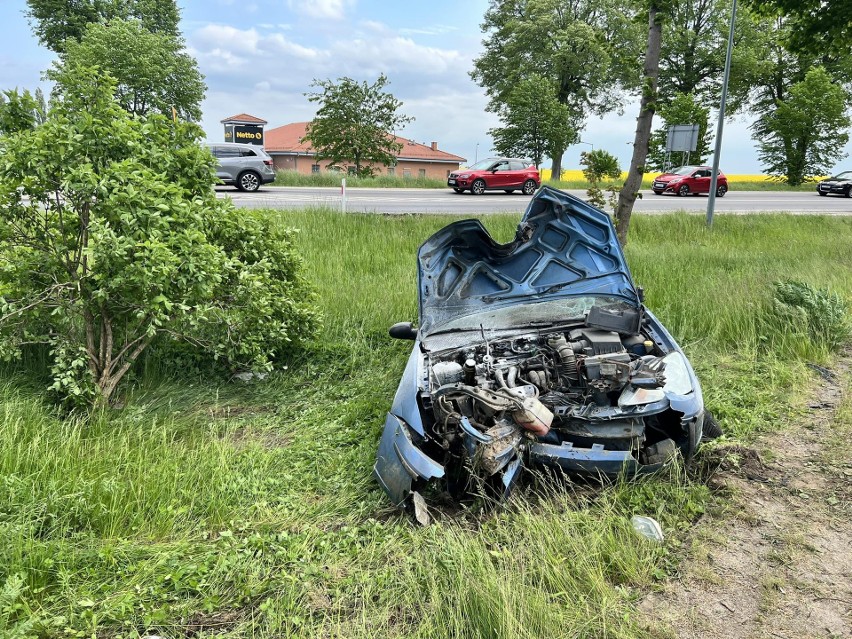 Pokiereszowany wrak auta i brak obecności służb ratunkowych...