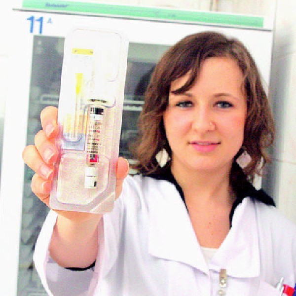 Sylwia Ners, młodszy asystent w Regionalnym Centrum Krwiodawstwa i Krwiolecznictwa prezentuje ampułkę immunoglobuliny anty-D