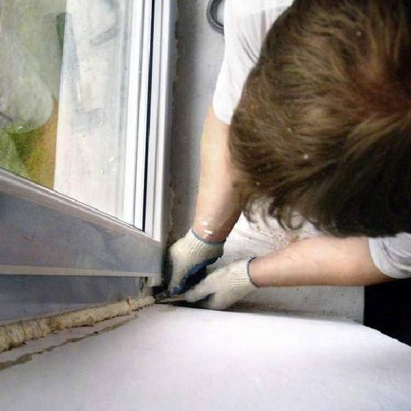 Czas montażu okien zależy od ich ilości oraz od dodatków, jakie będą instalowane wraz z nimi - rolet, klamek, parapetów itp. Przykładowo demontaż starych i montaż nowych okien w mieszkaniu trzypokojowym potrwać może około 5-6 godzin.
