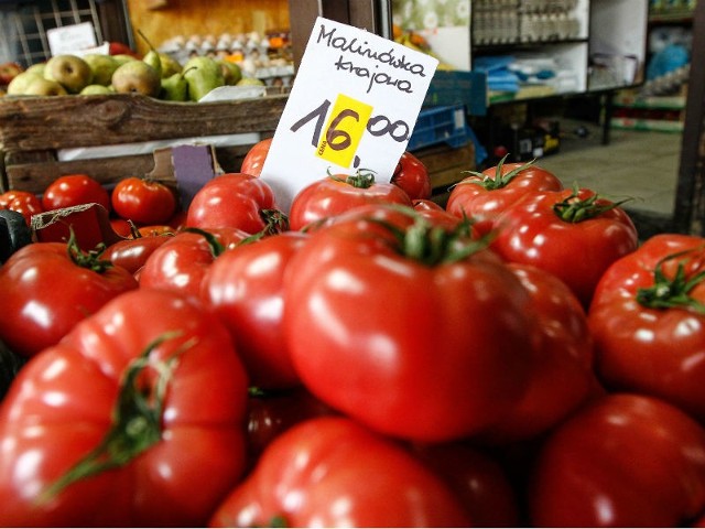 W Rzeszowie pomidory kosztują tyle co schabChoć cena malinówek na targach może szokować, to chętnych na te pomidory nie brakuje.