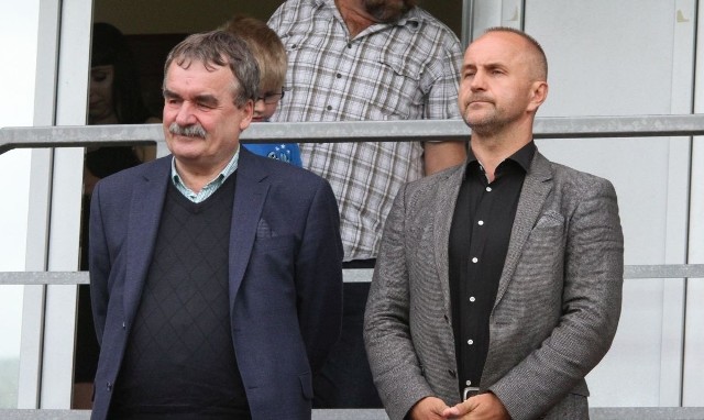 Peter Kaluba (z prawej) otrzymał zgodę od prezydenta Kielc Wojciecha Lubawskiego (z lewej) na przedłużenie finalizacji sprzedaży Korony do końca września.