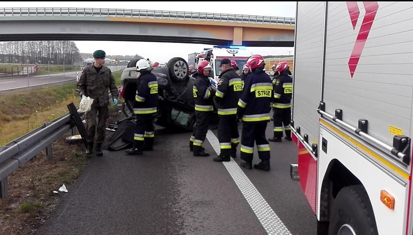 Radule. Toyota dachowała na drodze ekspresowej S8 w kierunku na Białystok. Dwie osoby ranne [ZDJĘCIA]