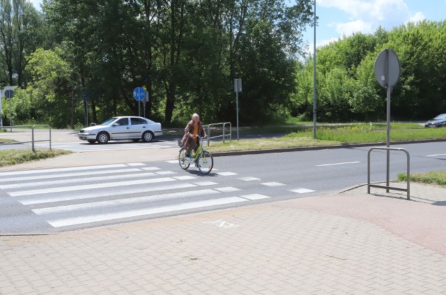 Na przejściu dla pieszych i przejeździe rowerowym przez ulicę Maratońską przy Podhalańskiej ma być sygnalizacja świetlna. Dochodziło do do wypadków, po zmianach ma być bezpieczniej.