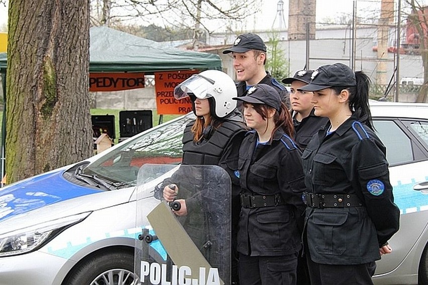 Wielu młodych widzi swoją przyszłość w policji, lub w...