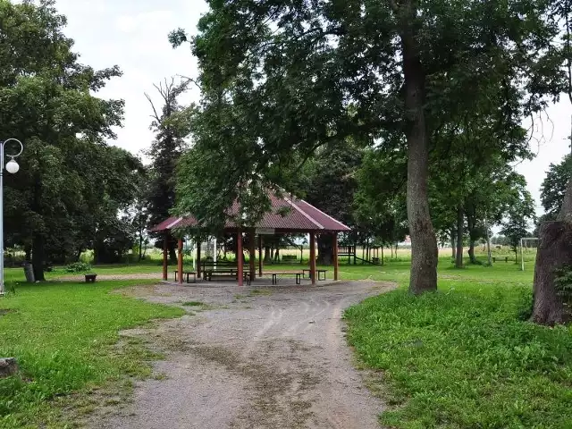 W parku znajduje się między innymi drewniana altana, miejsce spotkań mieszkańców.