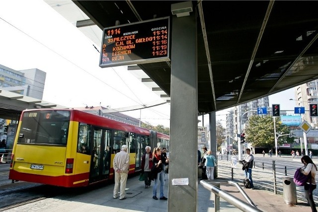 Zmiany w rozkładzie jazdy spowodowane są końcem pierwszego etapu remontu na Rondzie Reagana i wymianą rozjazdów tramwajowych na skrzyżowaniu ul. Piłsudskiego z ul. Stawową