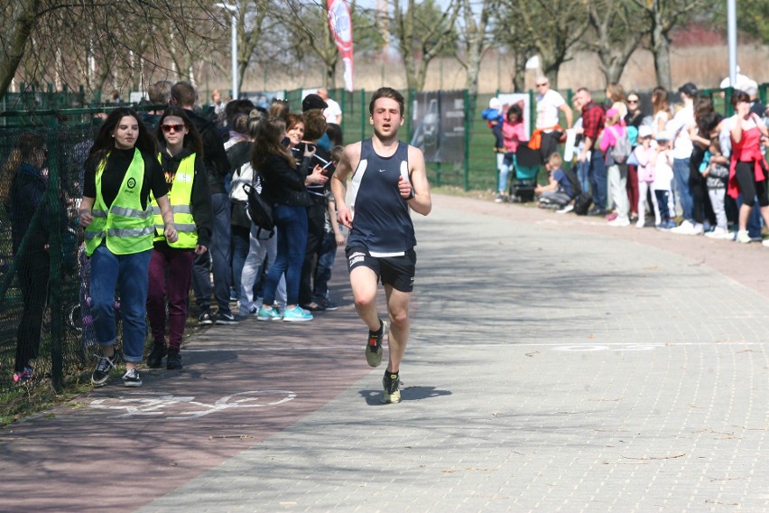 Biegli w niedzielę nad Zalewem Zemborzyckiem. To ostatni bieg z cyklu "Cztery Dychy do Maratonu" [DUŻO ZDJĘĆ]