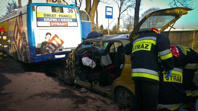 Strażacy musieli użyć nożyc, aby dostać się do poszkodowanych uwięzionych w aucie  osobowym, które uderzyło w tył autobusu 