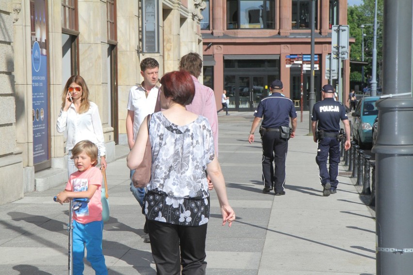 Przeciwnicy i zwolennicy czekali na Andrzeja Dudę pod...