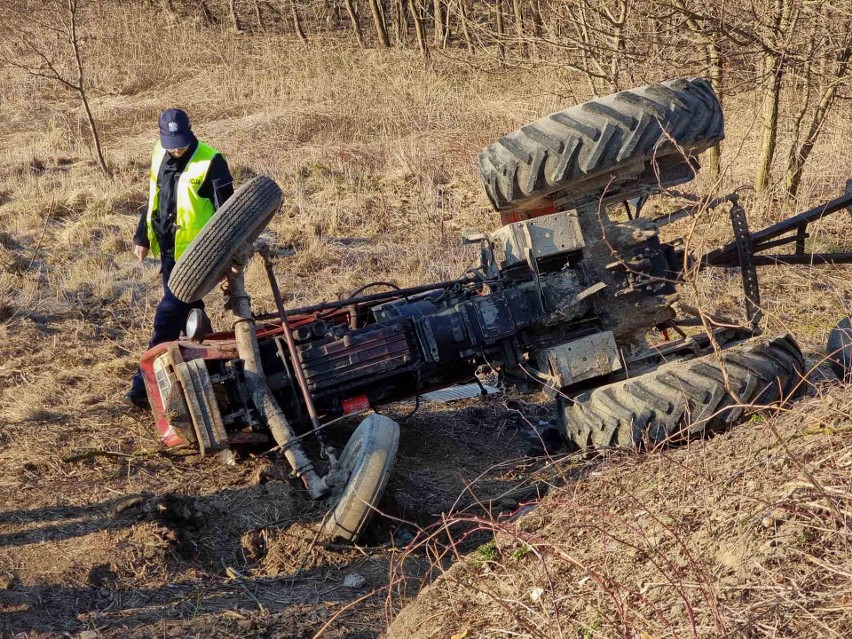 Wypadek w Ujkowicach. Traktor wypadł z drogi. Kierowca został ranny [ZDJĘCIA]