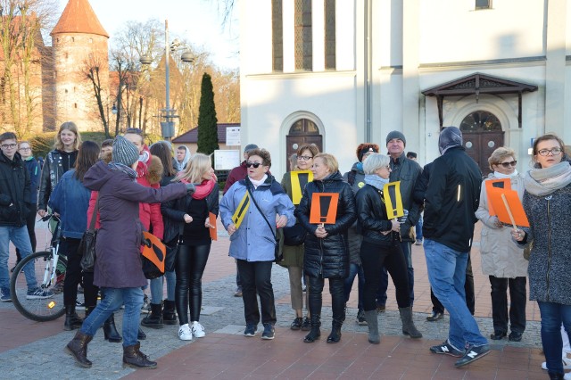 W geście solidarności mieszkańcy Bytowa przyszli na bytowski rynek, by wspierać strajkujących nauczycieli.