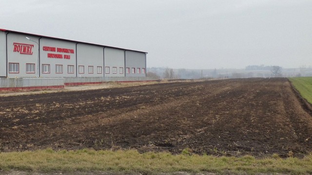 Kazimierza Wielka, ulica Kolejowa, obok siedziby firmy Rolmet - w tym miejscu ma być wybudowane pierwsze rondo w północno-wschodnim fragmencie nowej obwodnicy.